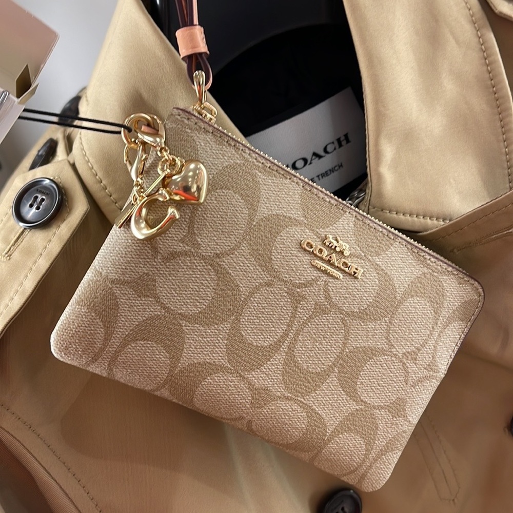 Coach Boxed Corner Zip Wristlet In Signature Canvas
Gold/Light Khaki/Faded Blush - Picture 9 of 16